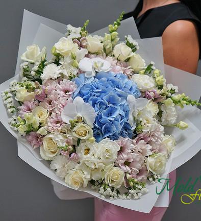 Buchet cu hortensie albastra si trandafiri albi ,,Surpriza florilor'' foto 394x433